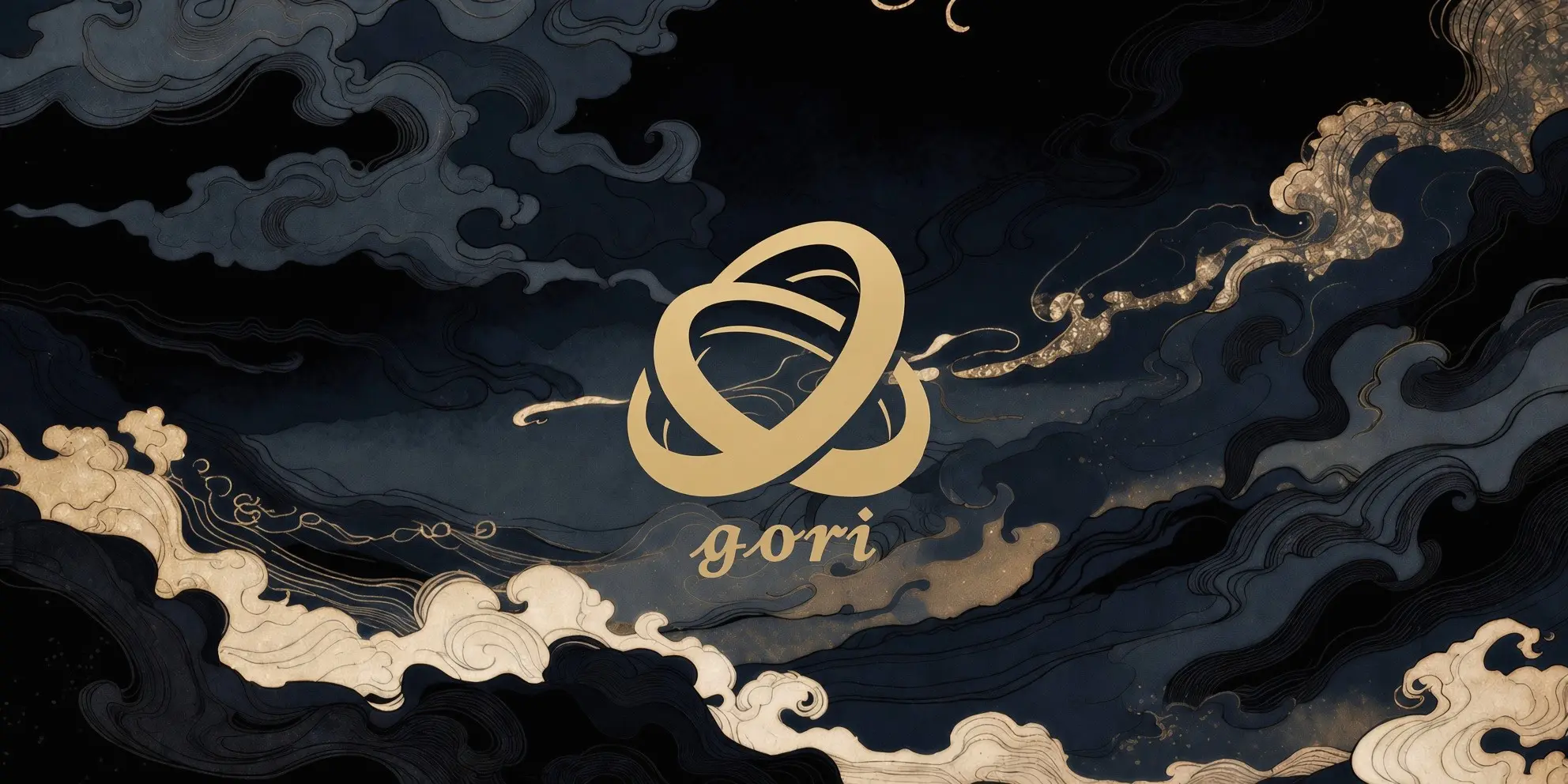 양식화된 구름과 물결을 먹과 금으로 그린 어두운 월페이퍼. 가운데에 금색 gori 마크와 워드마크가 있다